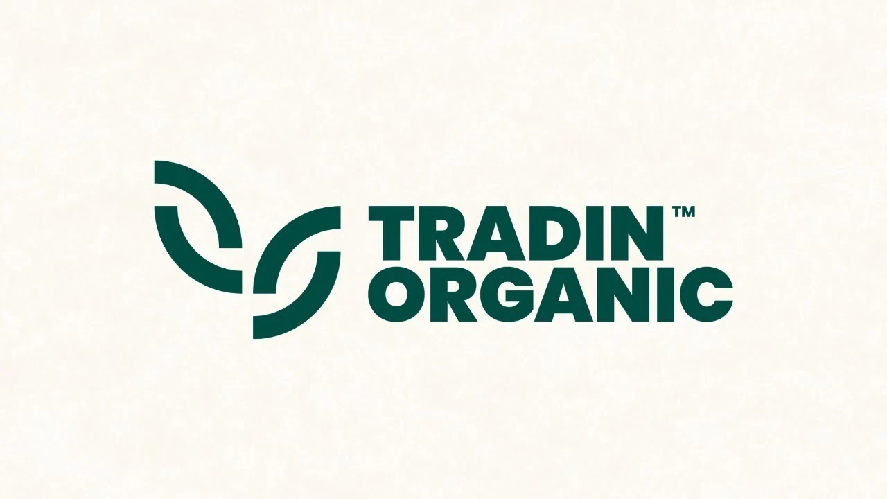 Tradin Organic-logo op de thumbnail van de bedrijfsvideo.